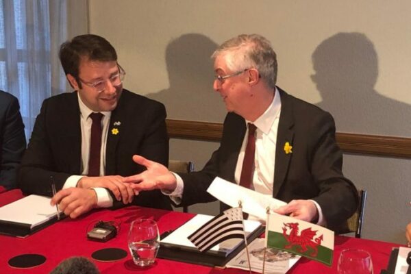 Crédit photo : Loïg Chesnais-Girard, Président du Conseil régional de Bretagne, et Mark Drakeford, Premier ministre gallois